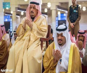 أمير منطقة الرياض ونائبه يؤديان صلاة الاستسقاء مع جموع المصلين في جامع الإمام تركي بن عبدالله
