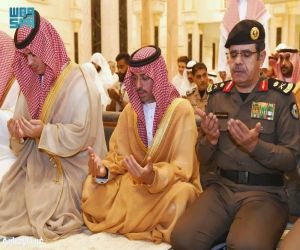 محافظ جدة يؤدي صلاة الاستسقاء مع جموع المصلين في جامع الملك فهد