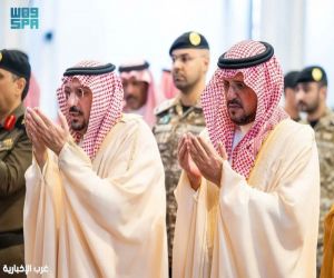 أمير منطقة القصيم ونائبه يؤديان صلاة الإستسقاء مع جموع المصلين في جامع الأمير عبدالإله ببريدة