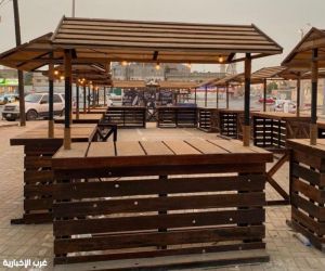 بلدية صبيا تقوم بتركيب "أكشاك" خشبية لبيع النباتات العطرية ومنتجات الاسر المنتجة..  تجاوباً مع مانشرته "غرب"