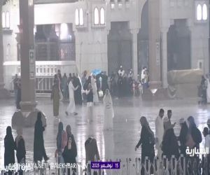 شاهد ..ساحات المسجد النبوي تفيض بالدعاء مع هطول أمطار فجر اليوم