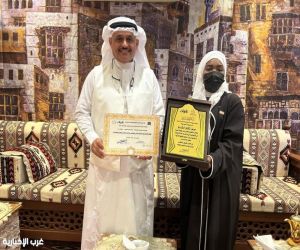 تكريم المرشدة السياحية مريم الحربي نظير إسهامها في نجاح جولة الفريق الإعلامي السعودي وصحيفة “غرب”