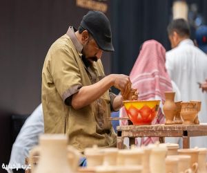 حرفيون سعوديون يجسدون التراث بعروض حية في كأس نادي الصقور السعودي 2025 بالظهران