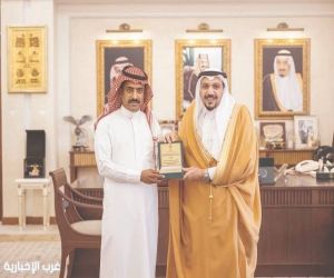 أمير القصيم يكرّم المواطن ضيف الله الحميداني تقديرًا لموقفه الإنساني في مساعدة أسرة مقيم سوداني بعد تعرضه لحادث مروري