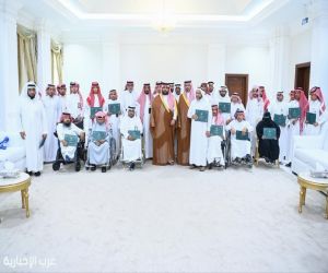 أمير جازان يكرم ذوي الإعاقة من منسوبي إمارة المنطقة
