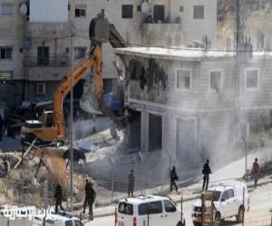 الاحتلال يصعّد: هدم مبنى في القدس وإصابة فلسطينيين بهجمات للمستوطنين واقتحامات واسعة