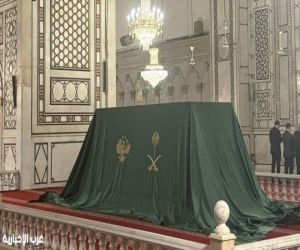 #سوريا تحتفل بذكرى يوم التحرير.. والرئيس الشرع يؤم المصلين ويزيح الستار عن هدية القيادة السعودية : قطعة من كسوة الكعبة في المسجد الأموي