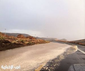 "أمطار خفيفة تجري سيول الخير على مراكز الظلفة وعنتر ورحيب في تبوك"