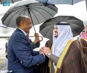 رئيس مجلس السيادة الانتقالي بجمهورية السودان يصل إلى الرياض وفي مقدمة مستقبليه نائب أمير المنطقة