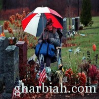 صور/ تسعيني لم ينقطع عن زيارة قبر زوجته يومياً لـ 20 عاماً حتى دفن بجانبها!