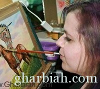  فتاة تتحدى إعاقتها وترسم لوحات مذهلة بفمها!  "صور "