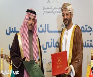وزير الخارجية ونظيره العماني يبحثان تعزيز العلاقات