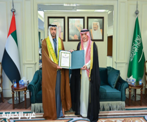 سفير المملكة لدى الإمارات يُقلّد الشيخ نهيان بن سيف آل نهيان وشاح الملك عبدالعزيز من الطبقة الثانية