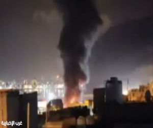 قوات التحالف الجوية تضرب ميناء المكلا وتستهدف أسلحة وعربات قتالية قادمة من الفجيرة