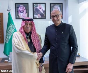 سفير جمهورية باكستان يُقلِّد القصبي وسام "هلال باكستان المدني"