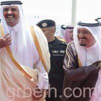 صورة لخادم الحرمين الشريفين خلال استقباله أمير قطر تحظى بإعجاب المغردين