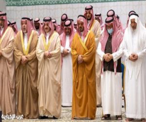 الأمير سعود بن مشعل يؤدي صلاة الميت على الأمير فيصل بن تركي بن عبدالله في المسجد الحرام