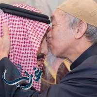 من هو صاحب القبلة على جبين الملك سلمان؟