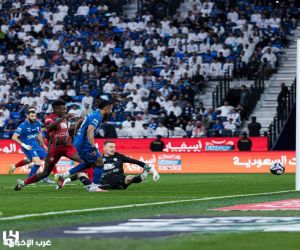الهلال يواصل صدارته للدوري بثنائية في شباك الاتفاق
