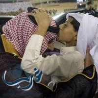 لقطة معبرة لطفل يقبّل رأس الأمير محمد بن سلمان خلال حفل تخريج ضباط كلية القيادة والأركان
