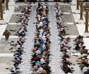 تصوّر.. إفطارًا بين النور والنخيل