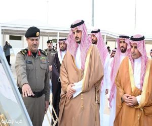 محافظ الطائف يتفقد ميقات قرن المنازل ويشارك العاملين الإفطار