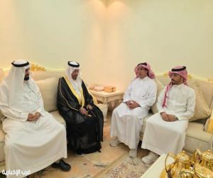 المؤرخ يوسف بن فهد الهلال… الوفاء للمكان يتجلّى في زيارة نادي أثر الثقافي لمجلسة العامر