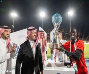 نائب أمير منطقة مكة المكرمة يسلّم كأس بطولة جدة 2026 لفريق التعاون
