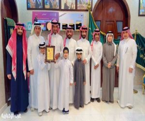 مجلس إدارة نادي أثر الثقافي يزور رجل الأعمال مشبب بن فياض الحراجين ويكرّمه بدرع النادي