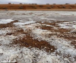 الجوف تكتسي بالأبيض.. البَرَد يحوّل الصحراء إلى لوحة نادرة
