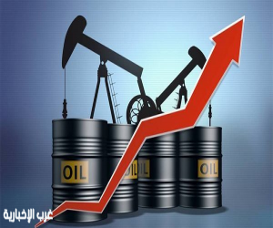 النفط يعاود الارتفاع ويعوض خسائر الجلسة الماضية وسط ترقّب الأسواق