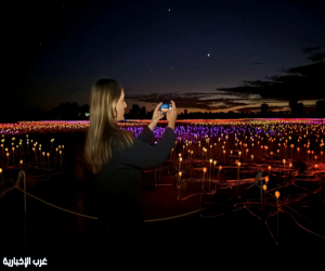 أستراليا: "حقل الضوء" في أولورو.. عمل فني يجذب مئات الآلاف ويعزز السياحة الصحراوية