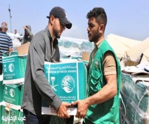 مركز الملك سلمان للإغاثة يوزّع 1,761 سلة غذائية في دير البلح وخان يونس بغزة.