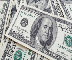 الدولار يلامس أعلى مستوياته في أكثر من أسبوعين وسط مخاوف التضخم وارتفاع النفط