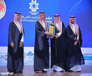 تكريم الراجحي والشبل والبيك من محافظ جدة لرعايتهم حفل خريجي التدريب التقني والمهني