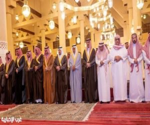 نائب أمير الرياض يؤدي صلاة الميت على الفقيد حسان يوسف ياسين ويقدّم العزاء لذويه