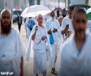 الحج والعمرة:  تنصح الحجاج بحمل المظلات للوقاية من الإجهاد الحراري