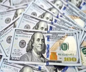 الدولار يضرب أعلى مستوياته في 13 شهراً مدفوعاً بـ "ملاذات آمنة" وترقّب الفائدة