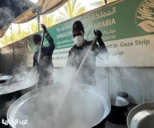 مركز الملك سلمان يوزع 25 ألف وجبة ساخنة في غزة