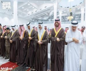 أمير الشرقية يؤدي صلاة الميت على شهداء حادث الطائرة.