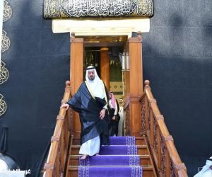 نيابة عن خادم الحرمين الشريفين.. نائب أمير منطقة مكة المكرمة يتشرف بغسل الكعبة