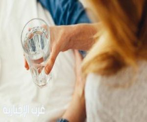 الإكثار من شرب الماء صيفًا يحافظ على صحة الجلد ويحميه من الجفاف والبهتان