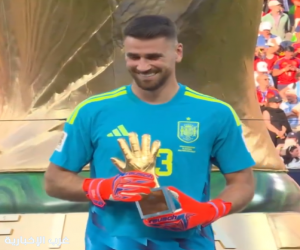 الإسباني سيمون يحصد القفاز الذهبي لأفضل حارس في كأس العالم