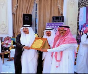 الوجيه سالم ضويحي أبو جنيب يكرّم الدكتور حرب العايش تقديرًا لعطائه الإعلامي