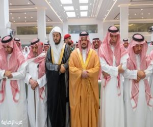 نائب أمير الرياض يؤدي صلاة الميت على سليمان العباد ويواسي ذويه
