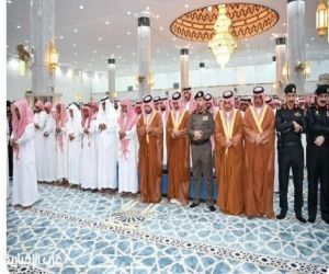 أمير جازان يحضر صلاة الجنازة على ضحايا حادثة اللقية ويعزي ذويهم
