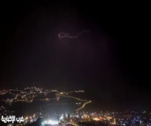 البرق يزيّن سماء الباحة.. لوحة طبيعية تخطف الأنظار