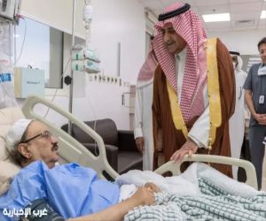 أمير تبوك يطمئن على صحة محافظ حقل