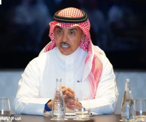 وزير الإعلام يلتقي الوفد الإعلامي المرافق لزيارة ولي العهد في باريس