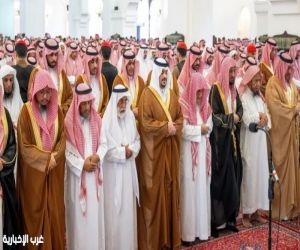 نائب أمير الرياض يؤدي صلاة الميت على الشيخ سعد آل فريان